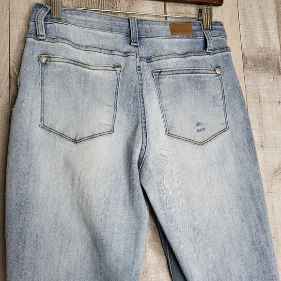 Judy Blue Boyfriend Fit Jeans. Size 27 Waist. Light Blue Distressed Denim - Picture 4 of 10